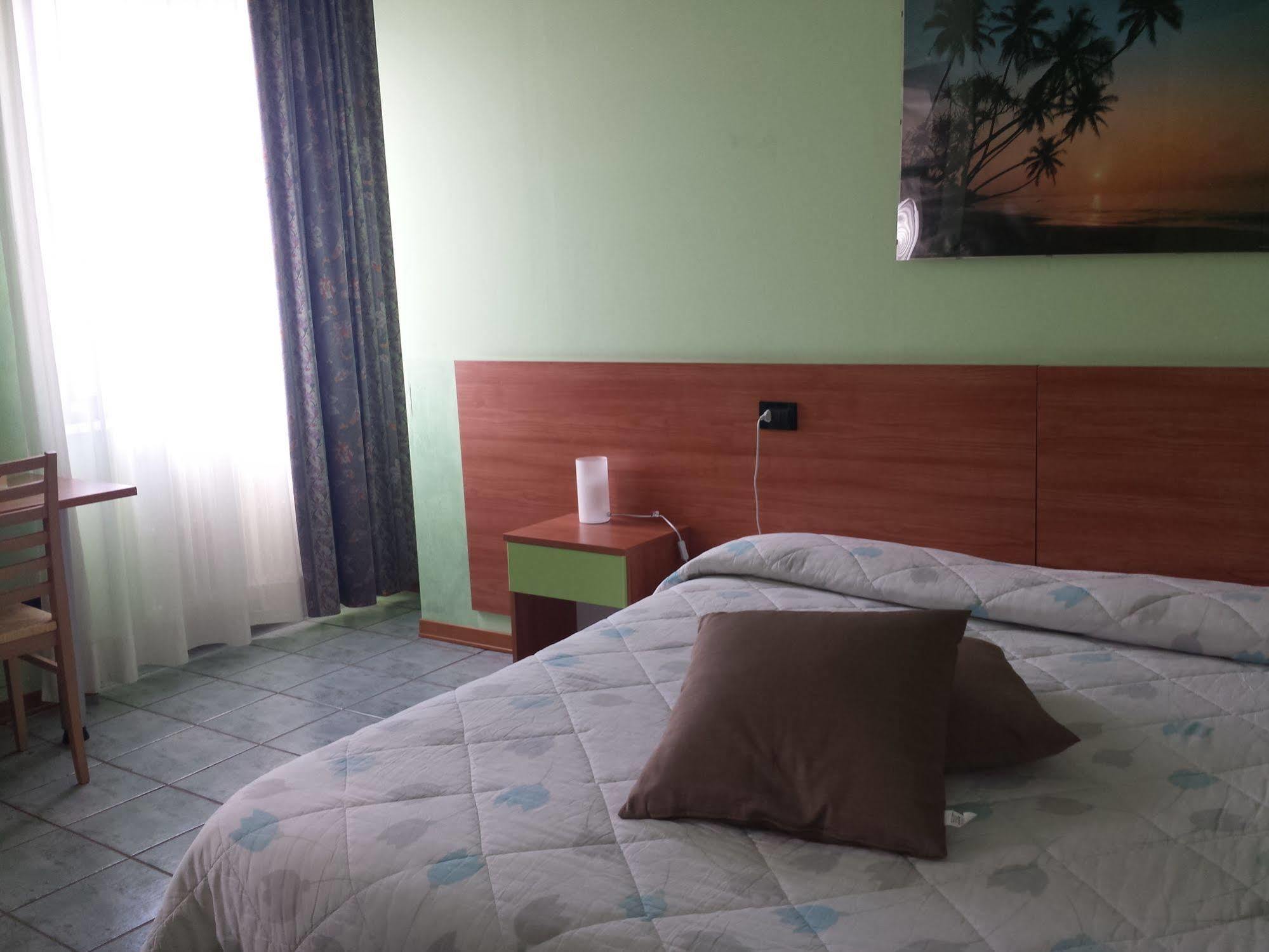 פאראטיקו Hotel Stazione מראה חיצוני תמונה